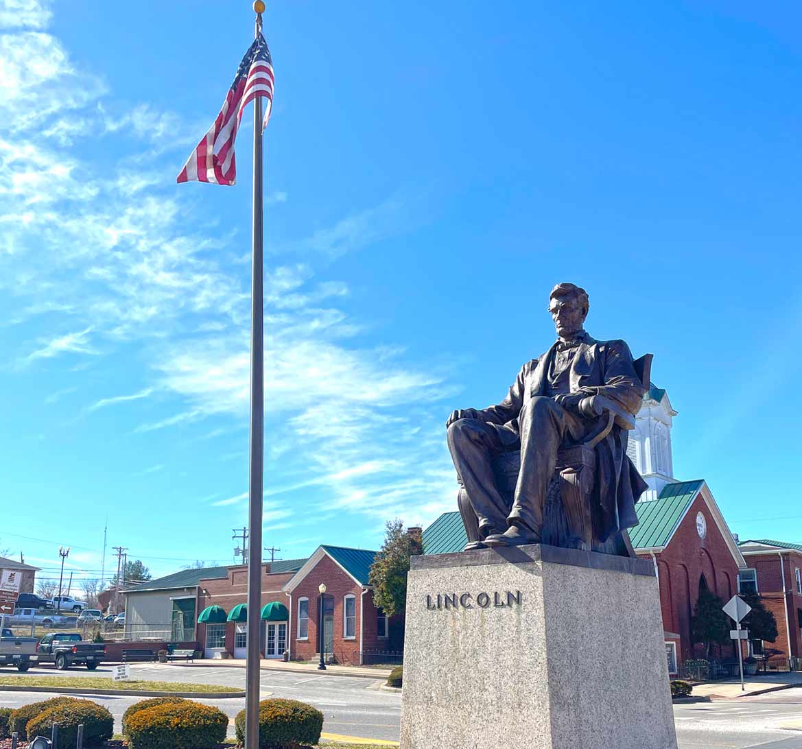 ABRAHAM LINCOLN STATUE IN HODGENVILLE (c) Kentucky Tourism