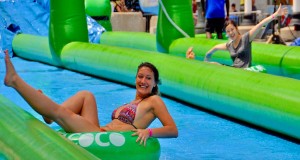 Slide the City: Besucher rutschen durch Rockford Slide the City (cc) NYCDOT