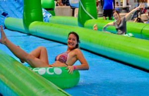 Slide the City: Besucher rutschen durch Rockford Slide the City (cc) NYCDOT