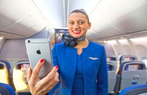 Mit neuen interaktiven Karten führt die United App schneller durch wichtige US-Airports Stewardess (c) United
