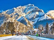 Neues aus den Skigebieten in Alberta Banff Avenue Winter (c) BANFF & LAKE LOUISE TOURISM Paul Zizka