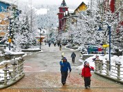 Gute Gründe für einen Winterurlaub in British Columbia Whistler Village (c) Explore BC