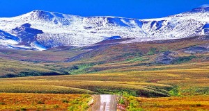Straße mit Ausblick: Der Dempster Highway Dempster Highway (c) NWT Tourism