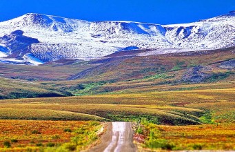 Straße mit Ausblick: Der Dempster Highway Dempster Highway (c) NWT Tourism