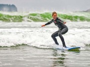 Eisige Pazifik-Wellen empfangen Surfer in British Columbia Tofino Surfing (c) CTC