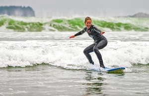 Eisige Pazifik-Wellen empfangen Surfer in British Columbia Tofino Surfing (c) CTC