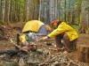 Survival-Training in den Rocky Mountains, Kanada Professionelle Guides erklären den Aufbau eines Überlebenszelts ©iStockphoto.com /