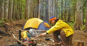 Survival-Training in den Rocky Mountains, Kanada Professionelle Guides erklären den Aufbau eines Überlebenszelts ©iStockphoto.com /