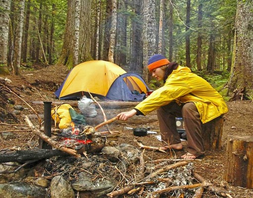 Survival-Training in den Rocky Mountains, Kanada Professionelle Guides erklären den Aufbau eines Überlebenszelts ©iStockphoto.com /