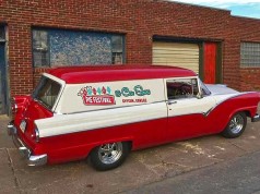 Kansas: Süße Torten und flotte Flitzer Kansas Pie Festival & Car Show (c) DENISE NEIL;