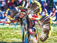 Pow Wows und Rodeos in den RMI Staaten im Jahr 2016 Powwow Tänzer (c) Wyoming Office of Tourism