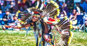 Pow Wows und Rodeos in den RMI Staaten im Jahr 2016 Powwow Tänzer (c) Wyoming Office of Tourism