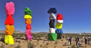 Neues Kunstobjekt in der Wüste von Nevada Seven Magic Mountains (c) Mark Damon/Las Vegas News Bureau