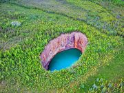 Rätselhafte Naturwunder in den Northwest Territories Sinkhole (c) NWTTourism Hans-Gerhard Pfaff