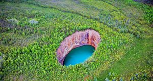 Rätselhafte Naturwunder in den Northwest Territories Sinkhole (c) NWTTourism Hans-Gerhard Pfaff
