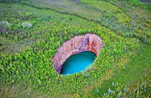 Rätselhafte Naturwunder in den Northwest Territories Sinkhole (c) NWTTourism Hans-Gerhard Pfaff