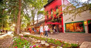 Aspen Snowmass startet in die Sommersaison Downtown Aspen (c) JeremySwanson