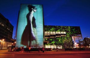 Kunterbuntes Programm für den 375. Geburtstag von Montreal Strassentheater in Montréal (c) Quartier des spectacles Lighting