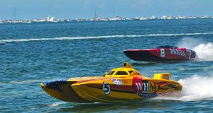 Mit knapp 5000 PS den Clearwater Beach entlang Schnellboot (c) Clearwater Super Boat National Championship