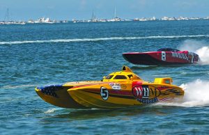 Mit knapp 5000 PS den Clearwater Beach entlang Schnellboot (c) Clearwater Super Boat National Championship