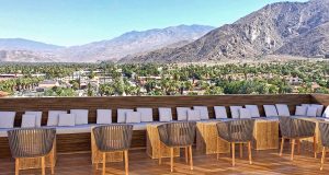Zwei neue Restaurants ab Herbst in Palm Springs Saints Side Patio_Kimpton Rowan Palm Springs © Rachel Ayotte