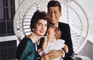 Wie das Newseum großartige Kennedy-Fotos rettete John, Jacqueline and Caroline Kennedy (c) Estate of Jacques Lowe