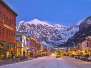 Wo man in Colorado seinen Skiurlaub mit Kultur verbinden kann Main Street in Telluride (c) Visit Telluride