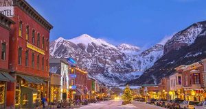 Wo man in Colorado seinen Skiurlaub mit Kultur verbinden kann Main Street in Telluride (c) Visit Telluride