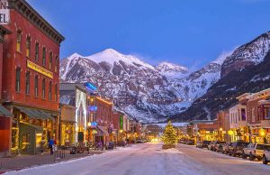 Wo man in Colorado seinen Skiurlaub mit Kultur verbinden kann Main Street in Telluride (c) Visit Telluride