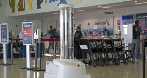 UV-Desinfektionsroboter wird gegen COVID-19 am Flughafen Key West eingesetzt UV Roboter (c) Rob O’Neal/Florida Keys News Bureau/HO