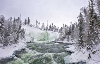 Winterliche Abenteuer im Lac La Ronge Provincial Park Nistowiak Falls (c) Tourism Saskatchewan & Andrew Hiltz