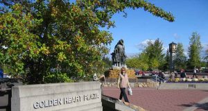 Neuer 2022 Explore Fairbanks Visitors Guide Golden Heart Plaza in Fairbanks (c) Explore Fairbanks