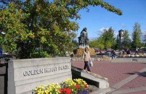 Neuer 2022 Explore Fairbanks Visitors Guide Golden Heart Plaza in Fairbanks (c) Explore Fairbanks