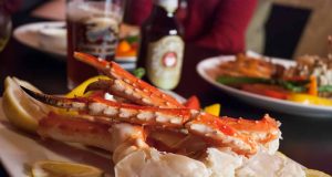 Riesenkrabben und Rentier-Hotdogs in Anchorage, Alaska King crabs (c) JodyO.Photos