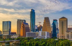 Die skurrilsten Stadtführungen Texas Austin Skyline with Bats (c) Christopher Sherma