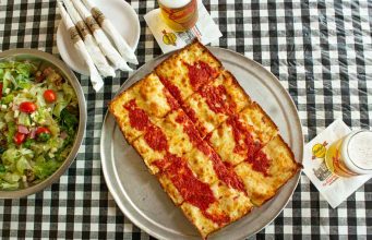 Visit Detroit führt den Detroit Pizza Passport ein Pizza (c) Visit Detroit