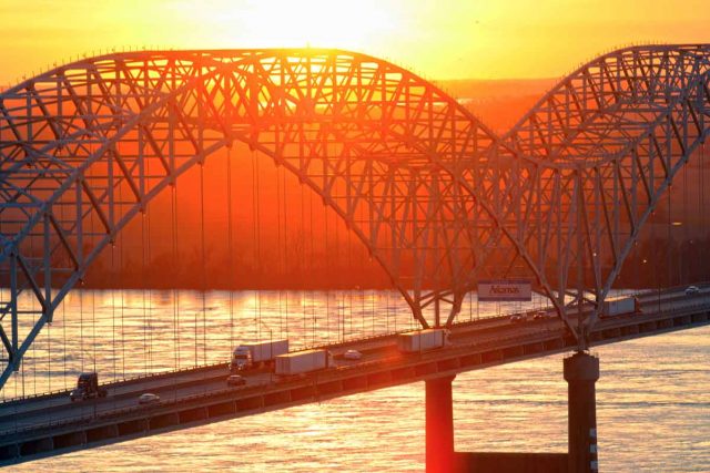 Hernando de Soto Bridge (c) Memphis Travel