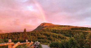 Magie der Mitternachtssonne in Anchorage Flattop Sunset (c) Teri Hendricks / Visit Anchorage