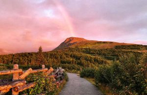 Magie der Mitternachtssonne in Anchorage Flattop Sunset (c) Teri Hendricks / Visit Anchorage