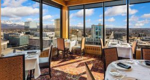 Dinner mit Blick auf Alaskas fantastische Natur Crow's Nest (c) Visit Anchorage