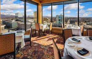 Dinner mit Blick auf Alaskas fantastische Natur Crow's Nest (c) Visit Anchorage