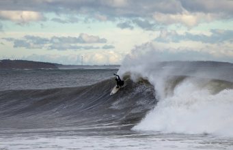 Winter-Surfing und -Boarding in Nova Scotia Surfen in Nova Scotia